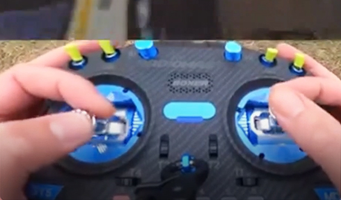 Il drone FPV vola in modo fantasioso all'interno dell'auto