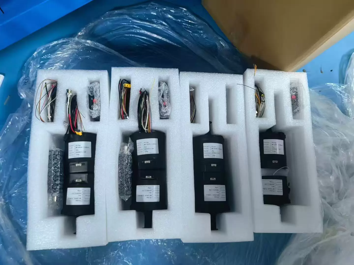 Droni dotati di bobine in fibra ottica per gittata di 3 km, 5 km, 10 km, 15 km, 20 km, 30 km, 40 km.