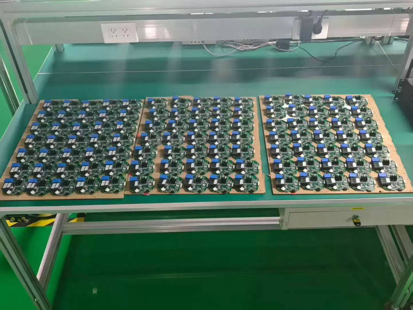 Droni dotati di bobine in fibra ottica per gittata di 3 km, 5 km, 10 km, 15 km, 20 km, 30 km, 40 km.